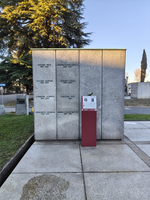 Campo della Gloria, monumento commemorativo con pannelli di pietra e un'area verde circostante.