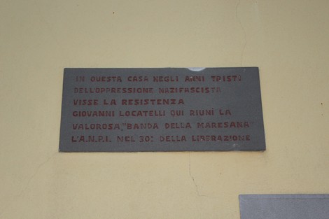 Lapide commemorativa che onora la "Banda della Maresana" e la resistenza contro l'oppressione nazifascista.