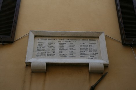 Lapide commemorativa in memoria delle vittime del bombardamento del 29 giugno 1944.