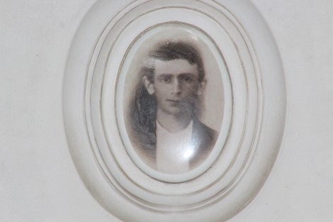 Ritratto di un giovane uomo, incorniciato, dedicato al "Sacrario dei partigiani di Torbella".