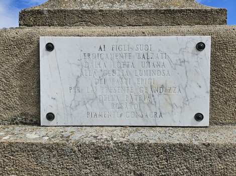 Monumento ai Caduti di Bosaro, dedicato ai combattenti, con placca commemorativa su base in pietra.