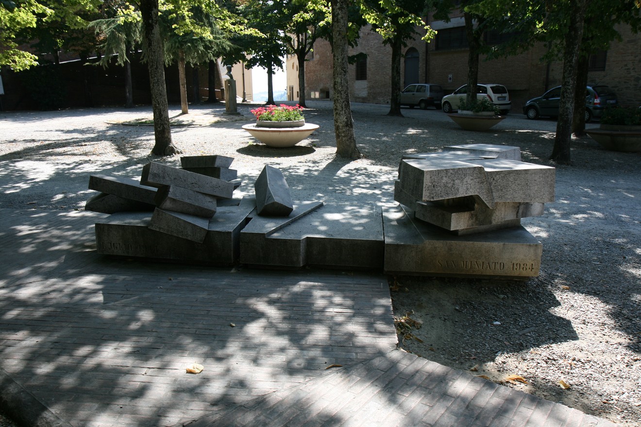 Monumento commemorativo dedicato alle vittime del Duomo, simbolo di memoria e riflessione.