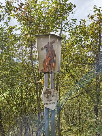 Immagine della Via Crucis di Casaglia, con stazioni immerse nella natura e segni iconografici rappresentativi.