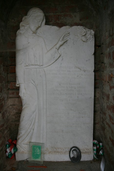 Monumento commemorativo in ricordo delle vittime dell'eccidio di San Polo, con effige e iscrizioni.