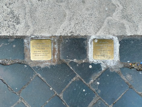 Pietre d'inciampo dedicate a Adolfo Caviglia e a una vittima della persecuzione nazista.