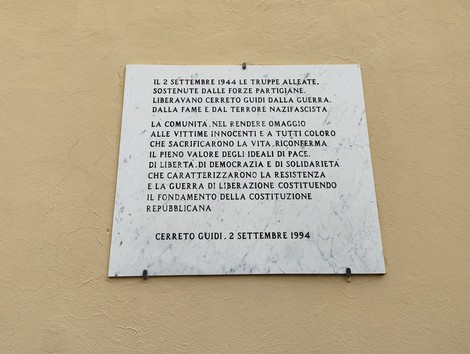 Lapide commemorativa dedicata alla Liberazione, situata a Cerreto Guidi, in memoria delle vittime della guerra.