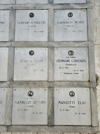 Monumento ai Caduti Partigiani, commemorazione con lastre commemorative dei caduti della Resistenza.