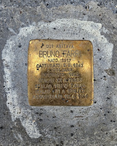 Pietra d'inciampo dedicata a Bruno Farri, testimonianza della sua vita e persecuzione.