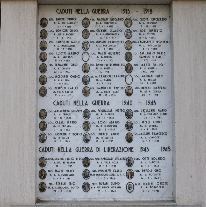 Monumento ai Caduti di Roncocesi, onore ai soldati delle guerre 1915-1918, 1940-1945 e della Liberazione 1943-1945.