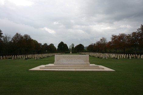 Cimitero di guerra di Arezzo, commemorazione dei caduti con lapidi ordinate e un'atmosfera solenne.