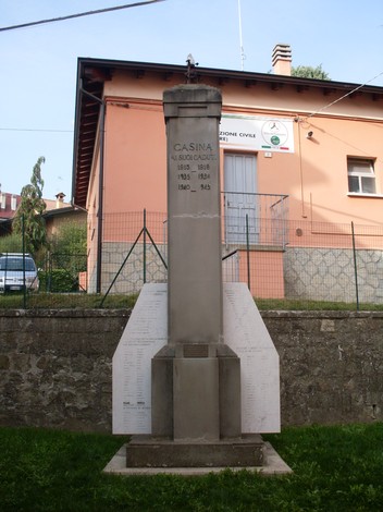 Monumento ai Caduti di Casina, omaggio ai soldati della prima e seconda guerra mondiale.