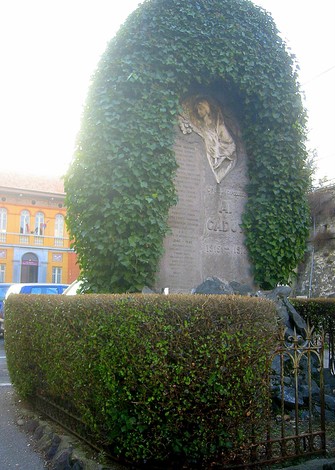 Monumento ai caduti di Cossila capoluogo, circondato da verde, onora la memoria dei soldati.