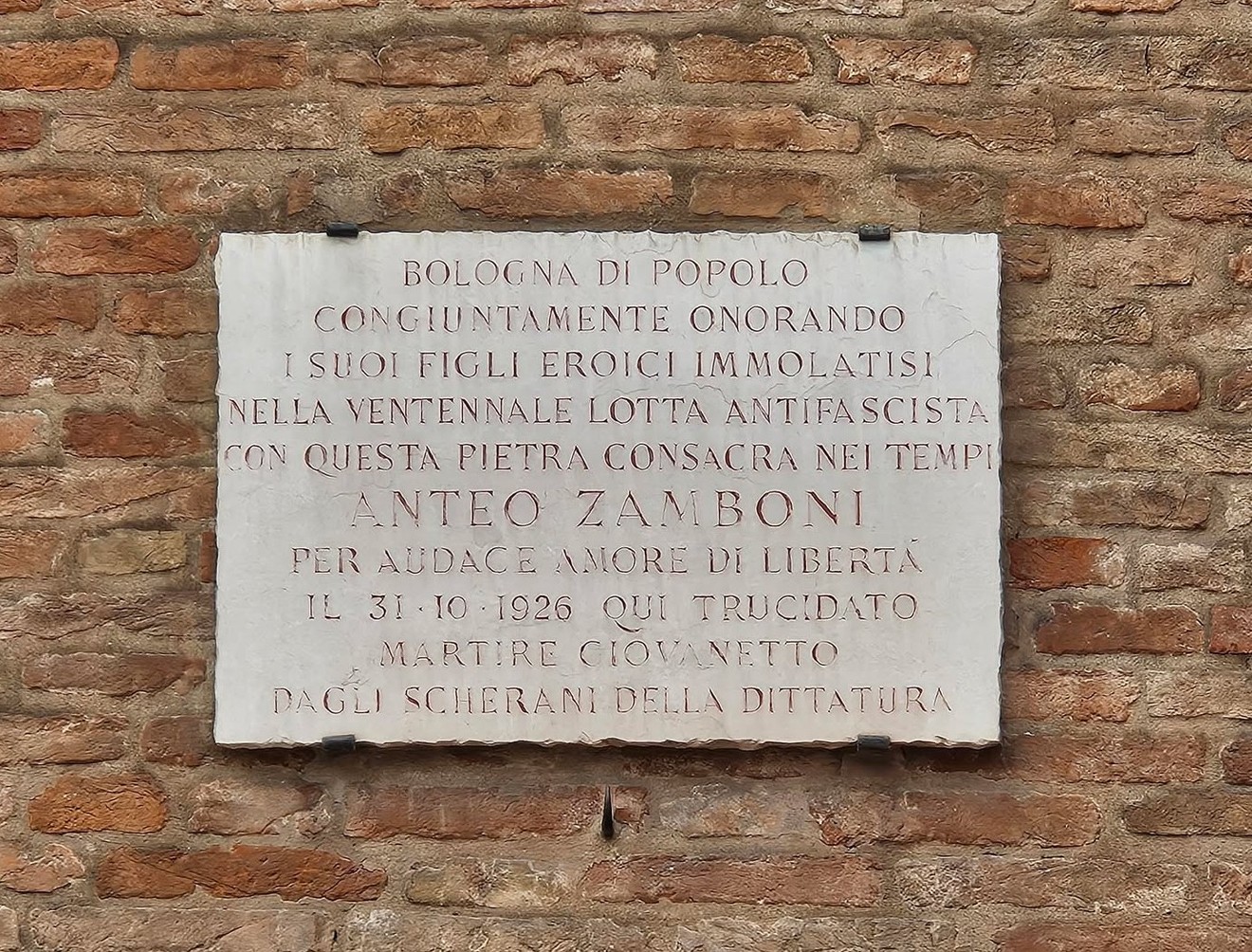 Lastra commemorativa dedicata a Anteo Zamboni, martire della libertà a Bologna.