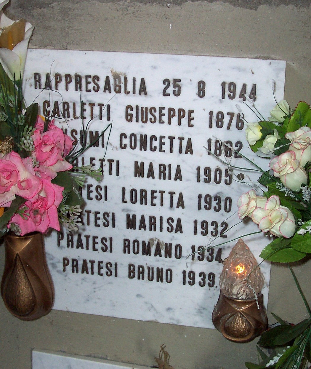 Ossario dedicato alle vittime della rappresaglia del 25 agosto 1944, con nomi e fiori in memoria.