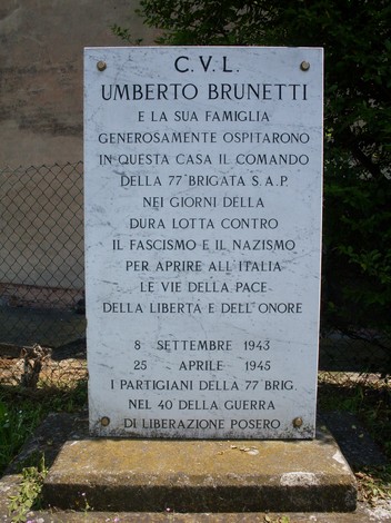 Monumento commemorativo alla famiglia Brunetti, onora il sacrificio durante la lotta contro il fascismo e il nazismo.