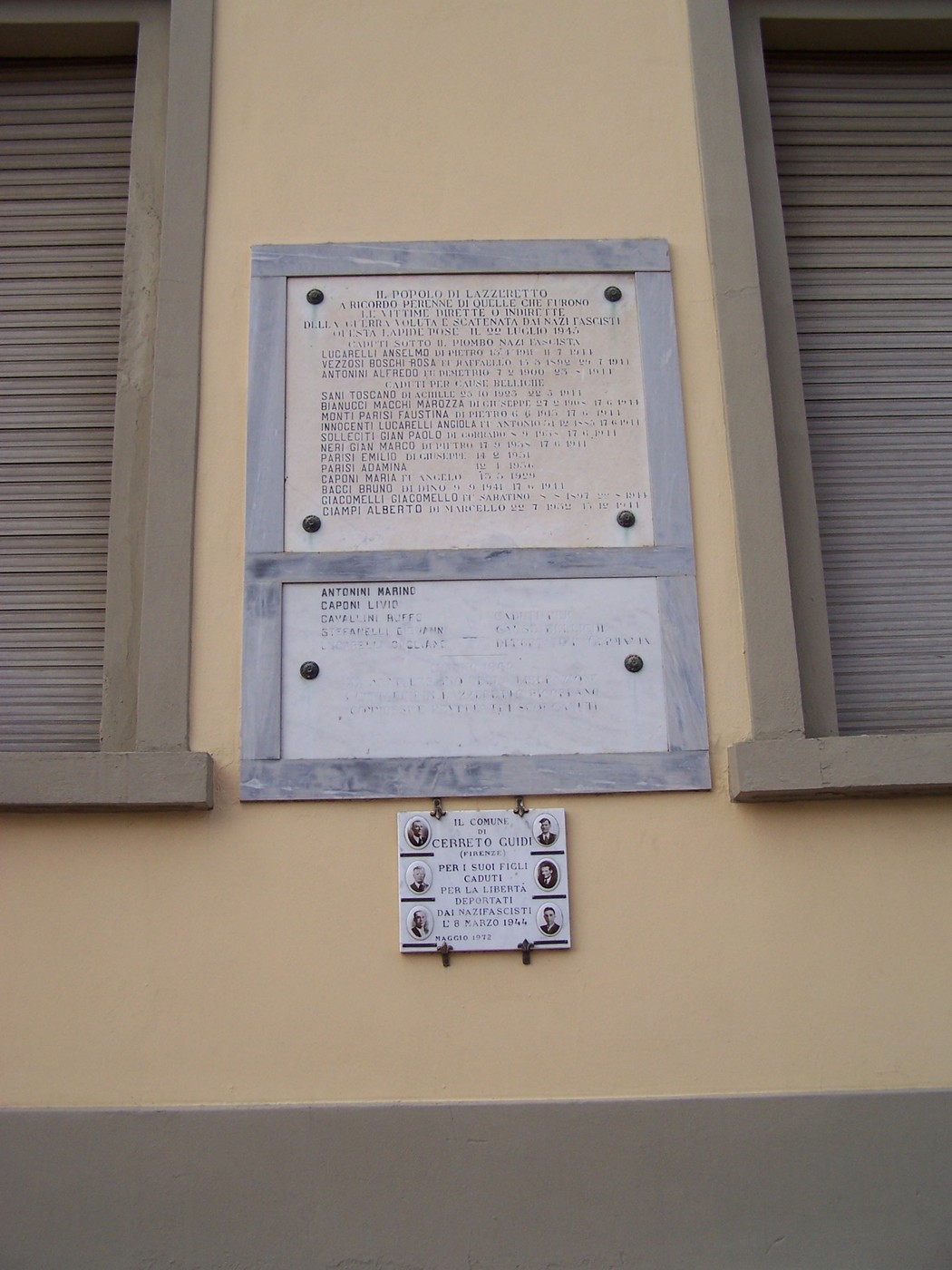 Lapide commemorativa dedicata alle vittime di guerra, con nomi e date in memoria dei caduti.