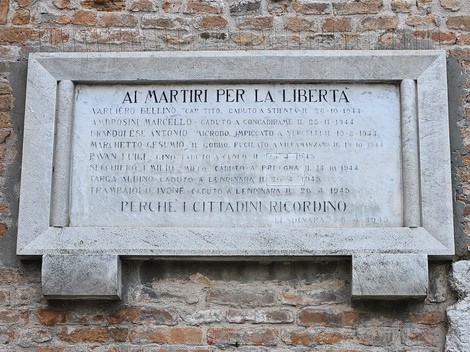 Lapide commemorativa in onore dei Martiri per la Libertà, con epigrafi di ricordo.