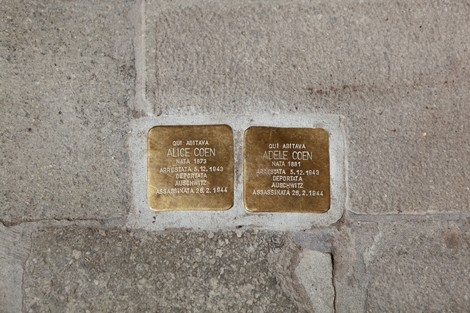 Pietre d'inciampo commemorative dedicate alle sorelle Coen, con informazioni sui loro destini tragici.