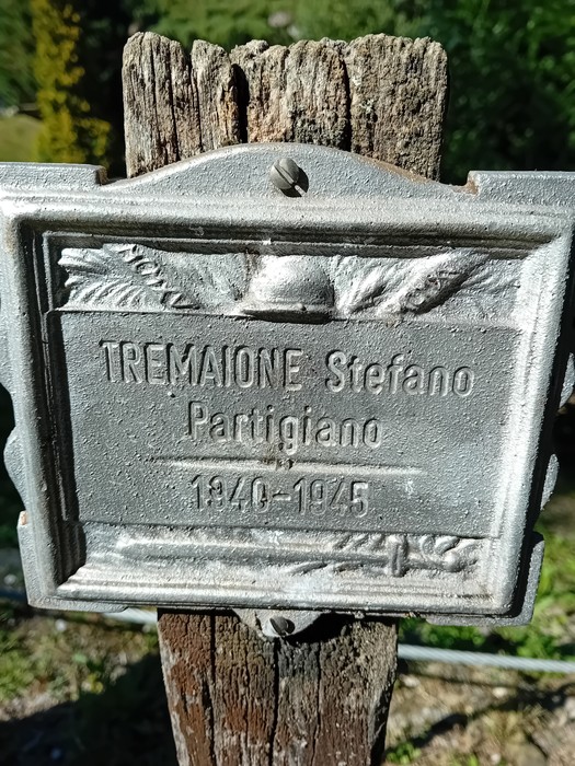 Targa commemorativa nel "Parco della Rimembranza" dedicata a Stefano Tremaione, partigiano attivo tra il 1940 e il 1945.