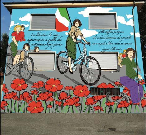 Murale che celebra le staffette partigiane, donne in bicicletta su sfondo colorato con papaveri e messaggi di libertà.