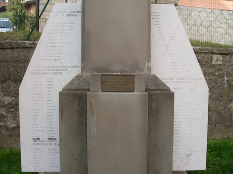 Monumento ai Caduti di Casina, dedicato ai soldati e ai dispersi delle guerre. Ricordo e onore alla memoria.