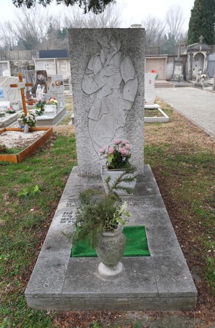 Tomba di Andrijic: monumento funerario decorato con fiori, situato in un cimitero tranquillo.
