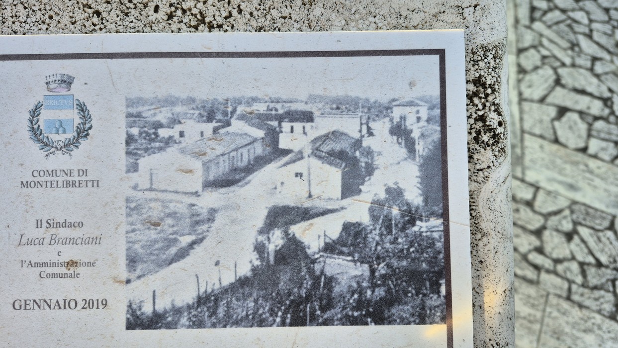 Monumento al Campo PG54, commemorazione storica con foto d'epoca di Montelibretti e informazioni sul comune.