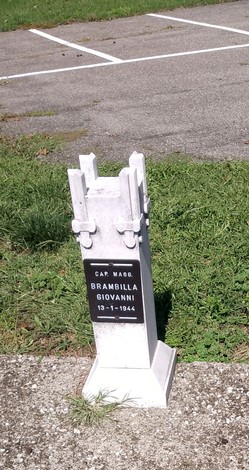 Cippi del viale della Rimembranza, monumenti in memoria di caduti con iscrizioni e paesaggio circostante.