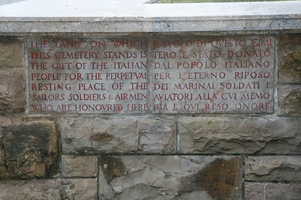 Cimitero di guerra di Arezzo, memoriale dedicato ai soldati e aviatori caduti. Un luogo di commemorazione e rispetto.