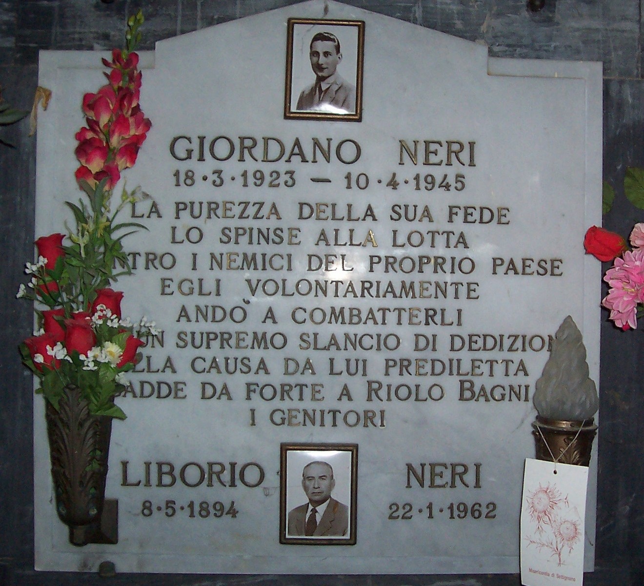 Sepolcro di Neri, omaggio alla memoria di Giordano Neri, patriota e combattente, decorato con fiori.