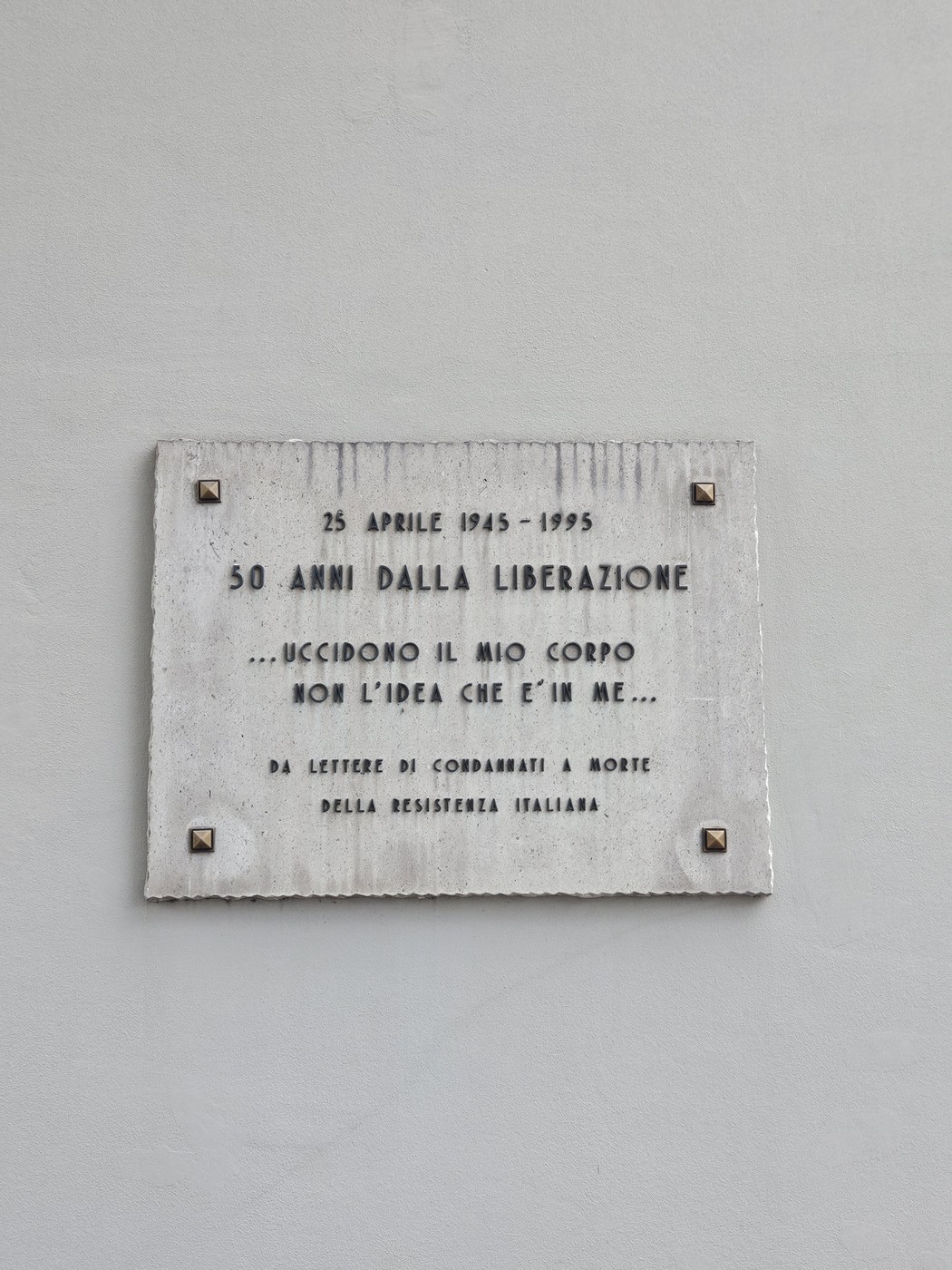 Lapide commemorativa per il 50° anniversario della Liberazione, con iscrizione evocativa.