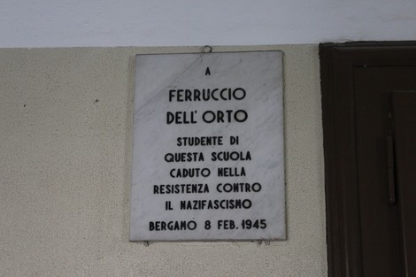 Lapide commemorativa dedicata a Ferruccio Dell'Orto, studente caduto nella Resistenza contro il nazifascismo.