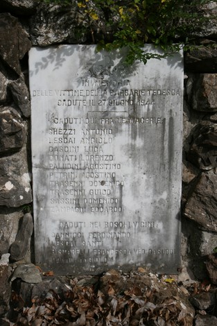 Monumento di Falzano, dedicato alle vittime della guerra, con incisioni commemorative su una stele in pietra.