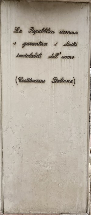 Monumento commemorativo dedicato ai caduti di Monte Sole, simbolo di memoria e rispetto della vita umana.