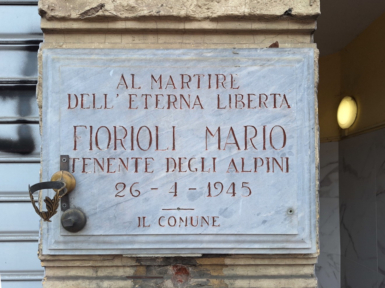 Lapide commemorativa dedicata a Fioroili Mario, tenente degli Alpini, in memoria della libertà.