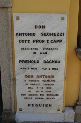 Lapide commemorativa di Don Antonio Sechezzi, situata a Premolo Dachau, con dettagli sulla sua vita e sepoltura.