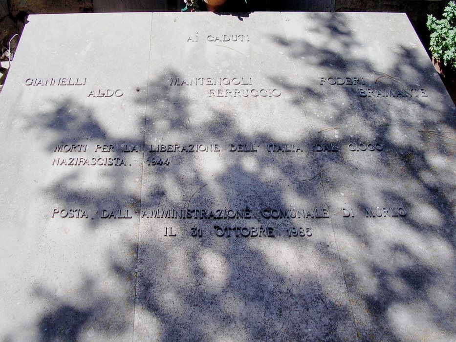 Sepolcro dedicato ai partigiani caduti per la liberazione dall'occupazione nazifascista. Memoria storica.