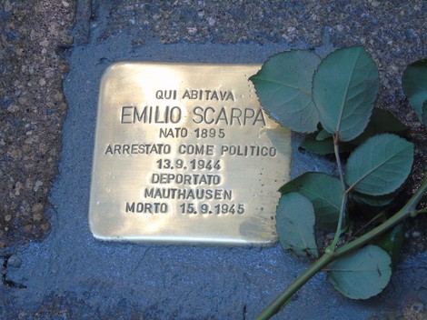 Pietra d'inciampo dedicata a Emilio Scarpa, commemorazione della sua detenzione e deportazione.