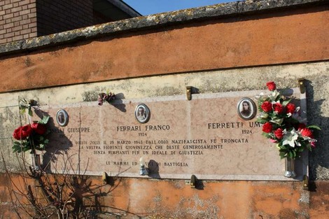 Lapide commemorativa con foto e fiori dedicata a Giuseppe Martinelli, Franco Ferrari e Umberto Ferretti.