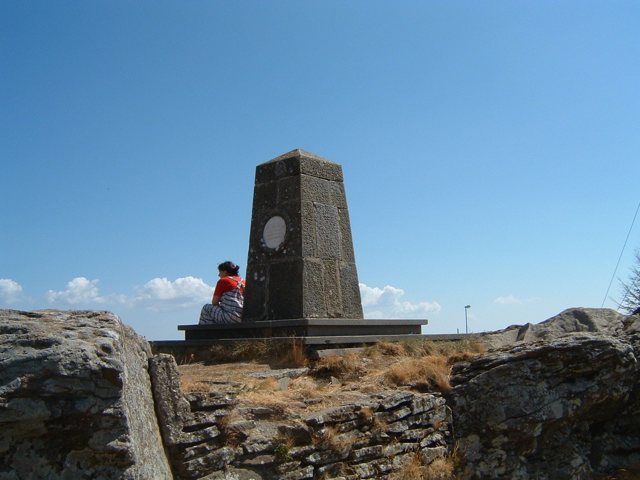 Monumento in Secchieta, circondato da un paesaggio roccioso e cieli limpidi.