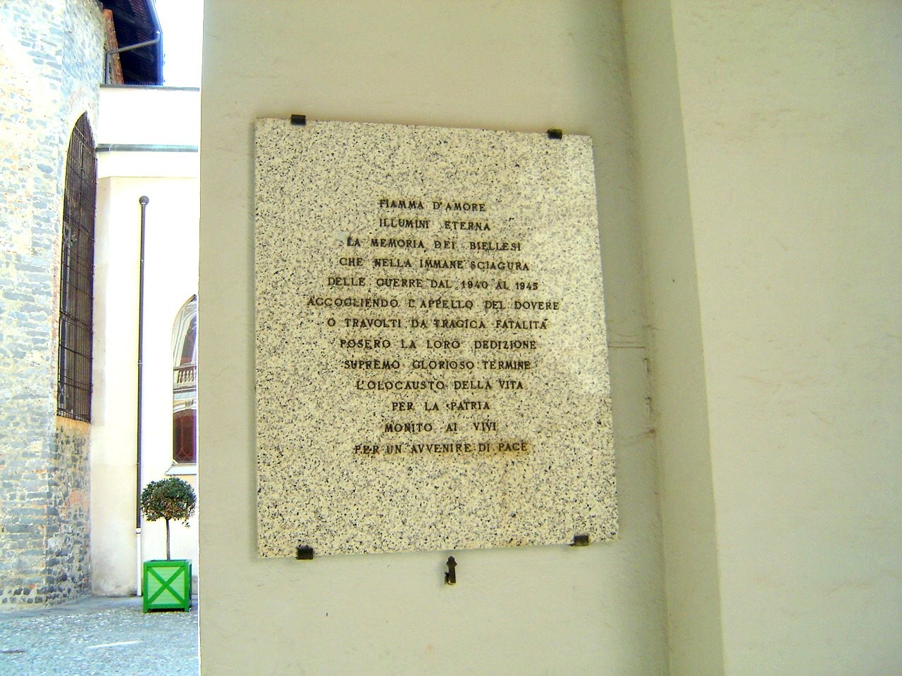 Lapide commemorativa dedicata ai caduti, in onore della memoria e del sacrificio dei soldati.