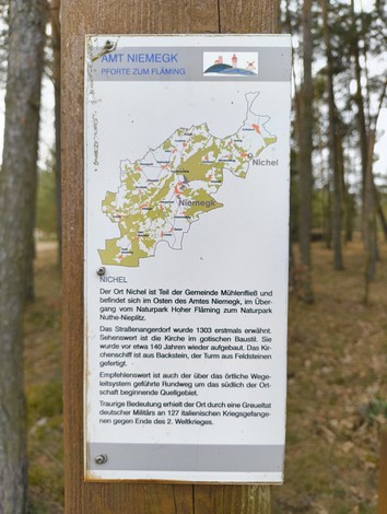 Monumento commemorativo dedicato alle vittime del massacro di Treuenbrietzen, immerso nella natura circostante.