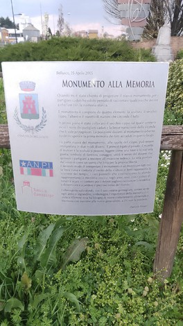 Cippo commemorativo ai partigiani di Camuzzago, simbolo di riconoscimento e memoria storica.