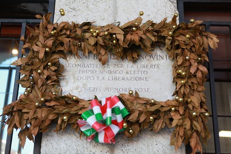 Lapide commemorativa con ghirlanda e decorazioni, dedicata a Giovanni Battista Gianvito, primo sindaco eletto dopo la liberazione.