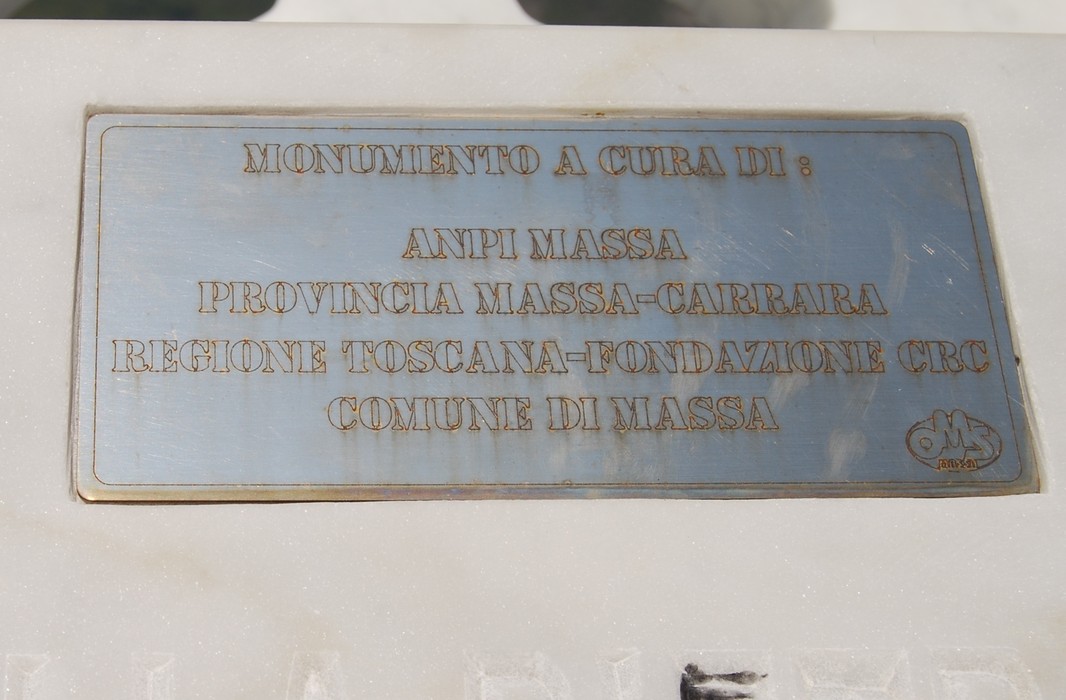 Monumento di Altagnana, un tributo alla memoria e alla storia locale, situato nella provincia di Massa-Carrara.