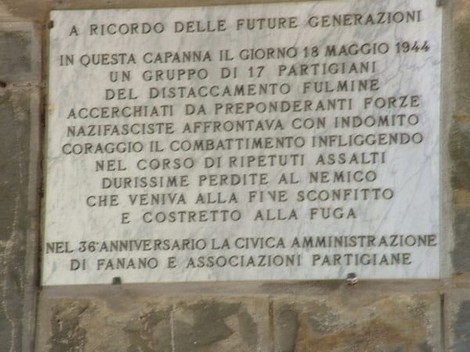 Lapide commemorativa del combattimento di Capanno Tassoni, dedicata alle future generazioni.