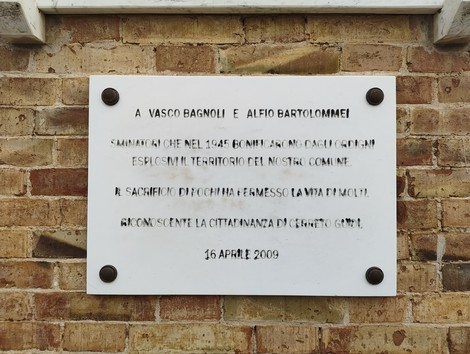 Lapide dedicata a Vasco Bagnoli e Alfio Bartolommei, commemorativa di eventi storici nel territorio comunale.