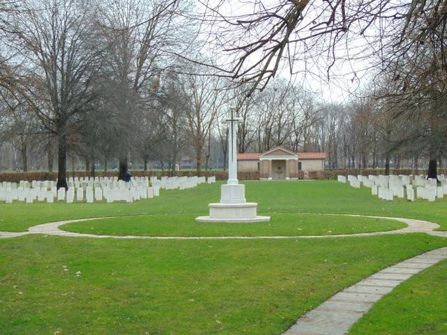 Cimitero militare di Milano, luogo di commemorazione dedicato ai caduti con croci bianche e spazi verdi.