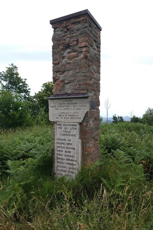 Monumento della Faggiola, dedicato ai caduti e alla memoria della resistenza, immerso nella natura.
