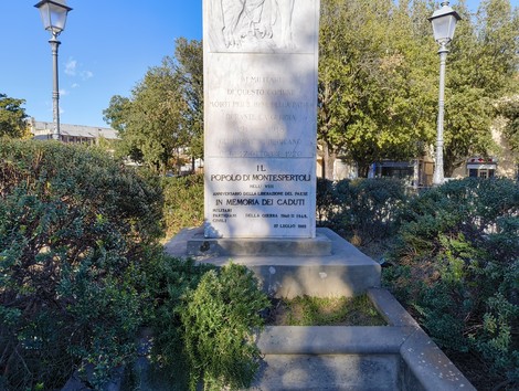 Monumento ai caduti di Montespertoli, dedicato alla memoria dei valorosi soldati. Verde e sereno contesto urbano.